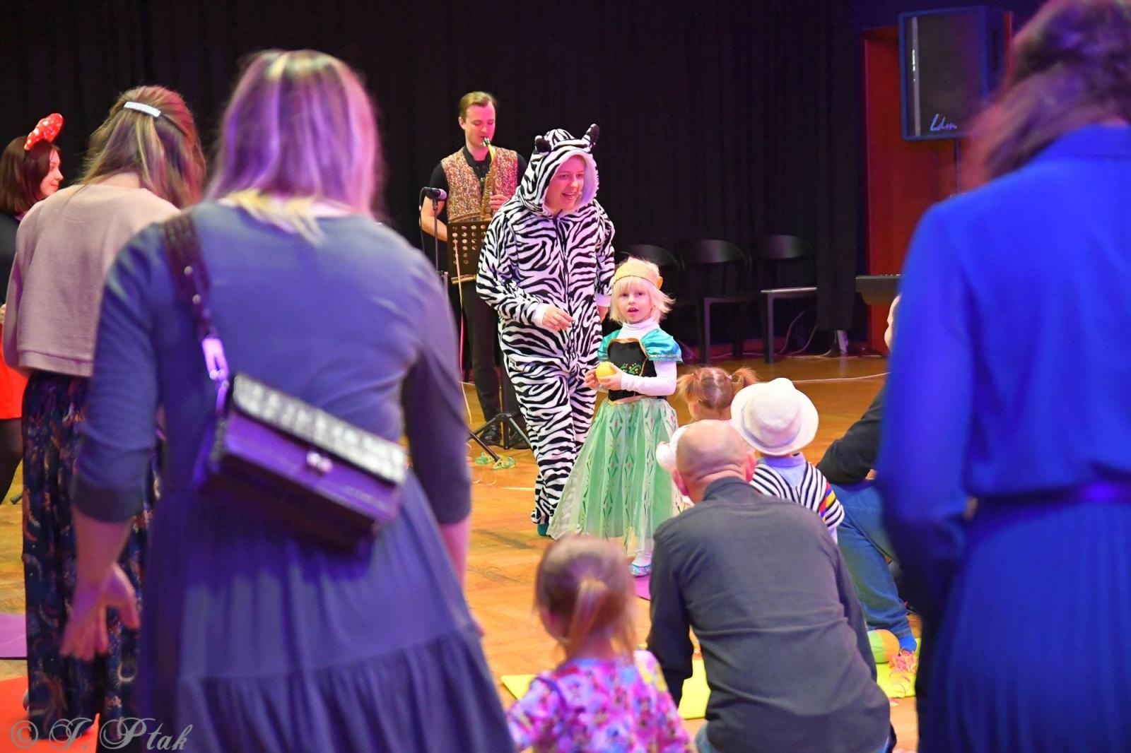 Zdjęcie w galerii na portalu naszraciborz.pl: Maluchy w krainie dźwięku tym razem karnawałowo wiadomości z regionu