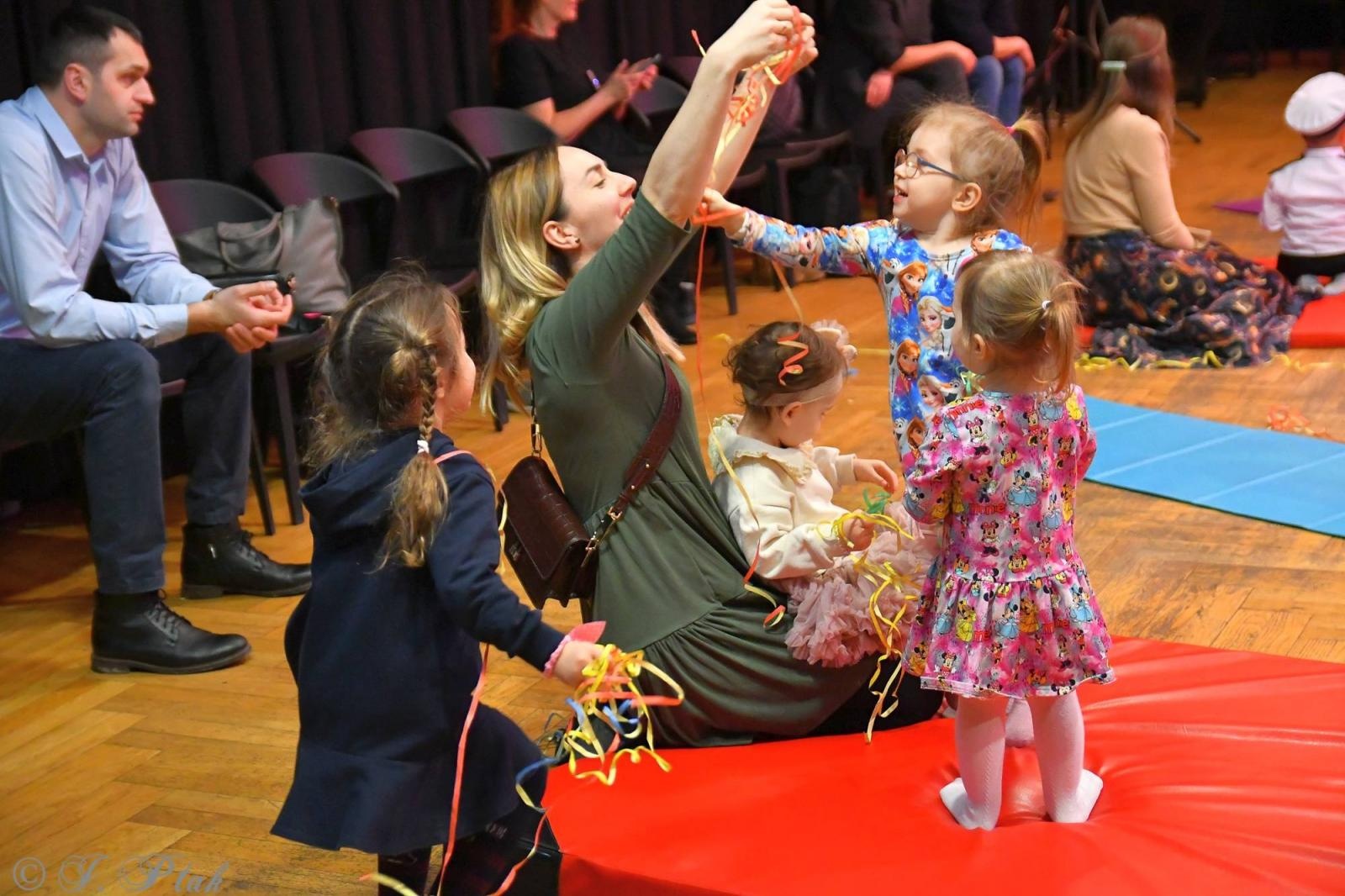Zdjęcie w galerii na portalu naszraciborz.pl: Maluchy w krainie dźwięku tym razem karnawałowo wiadomości z regionu