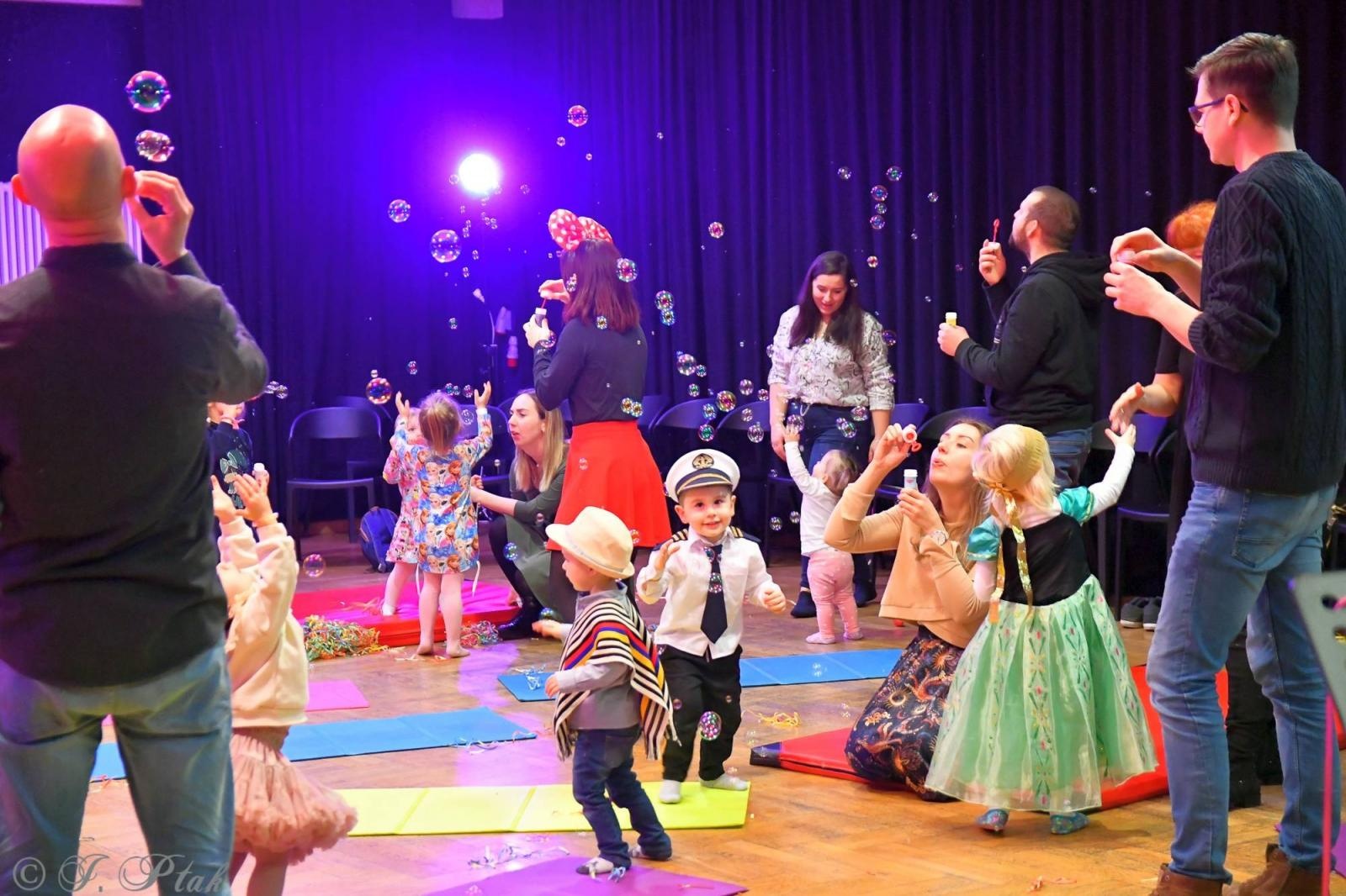 Zdjęcie w galerii na portalu naszraciborz.pl: Maluchy w krainie dźwięku tym razem karnawałowo wiadomości z regionu