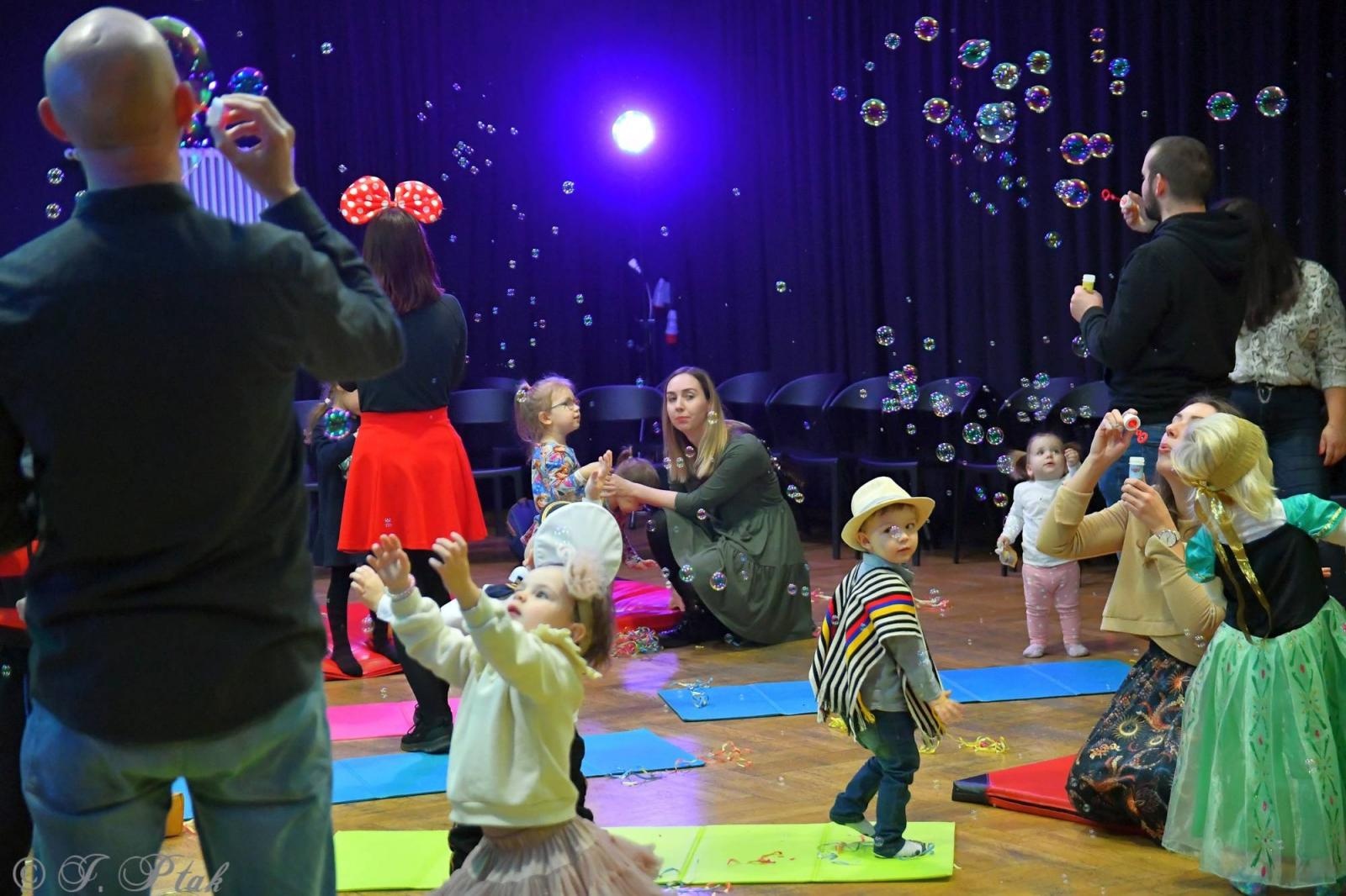Zdjęcie w galerii na portalu naszraciborz.pl: Maluchy w krainie dźwięku tym razem karnawałowo wiadomości z regionu