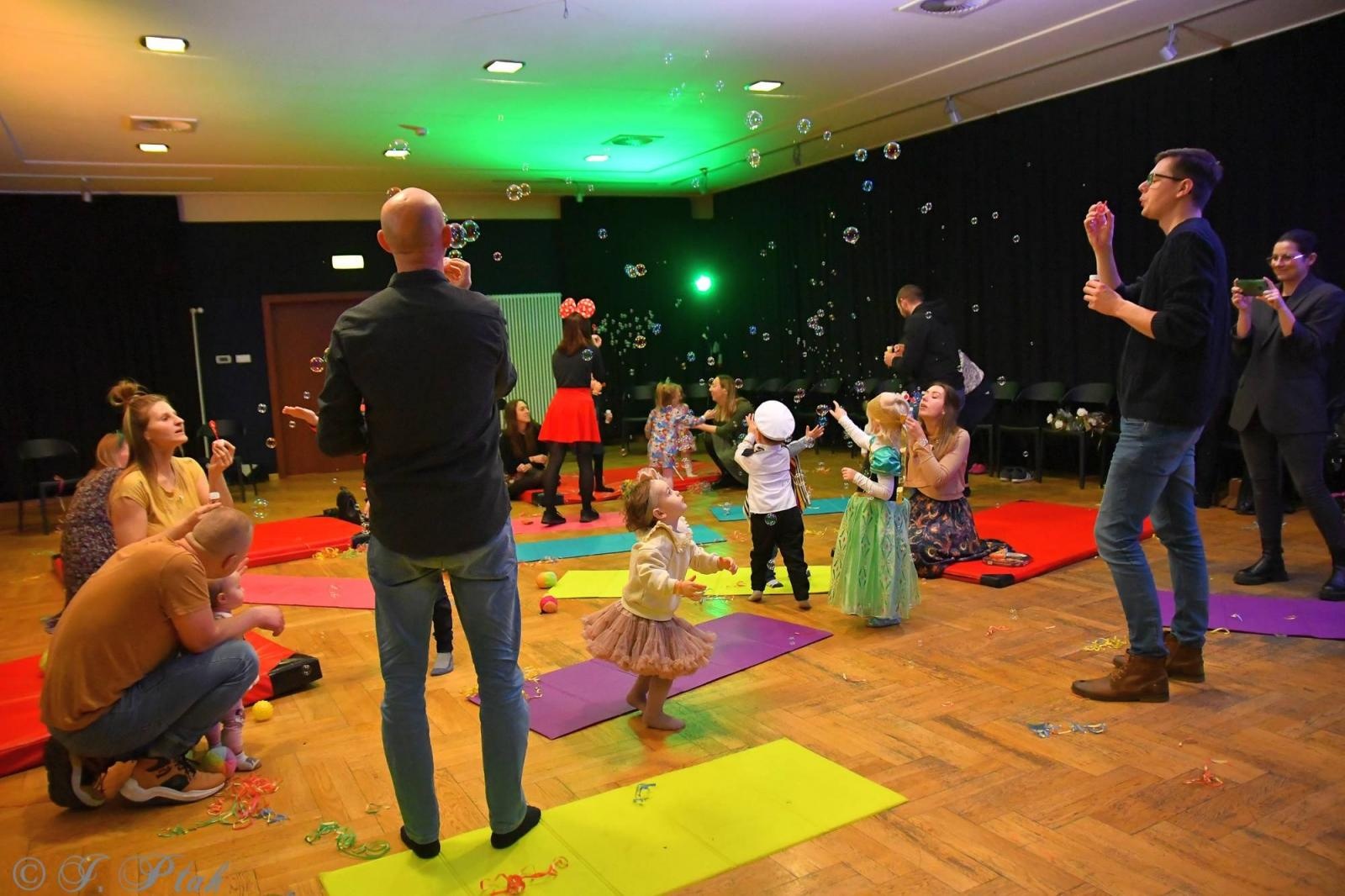 Zdjęcie w galerii na portalu naszraciborz.pl: Maluchy w krainie dźwięku tym razem karnawałowo wiadomości z regionu