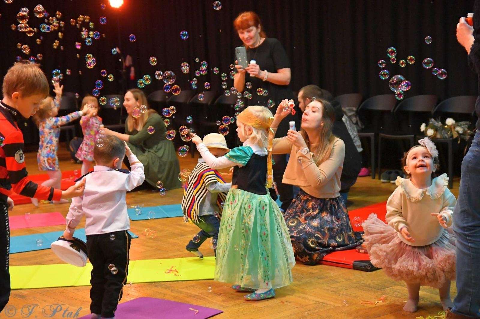 Zdjęcie w galerii na portalu naszraciborz.pl: Maluchy w krainie dźwięku tym razem karnawałowo wiadomości z regionu