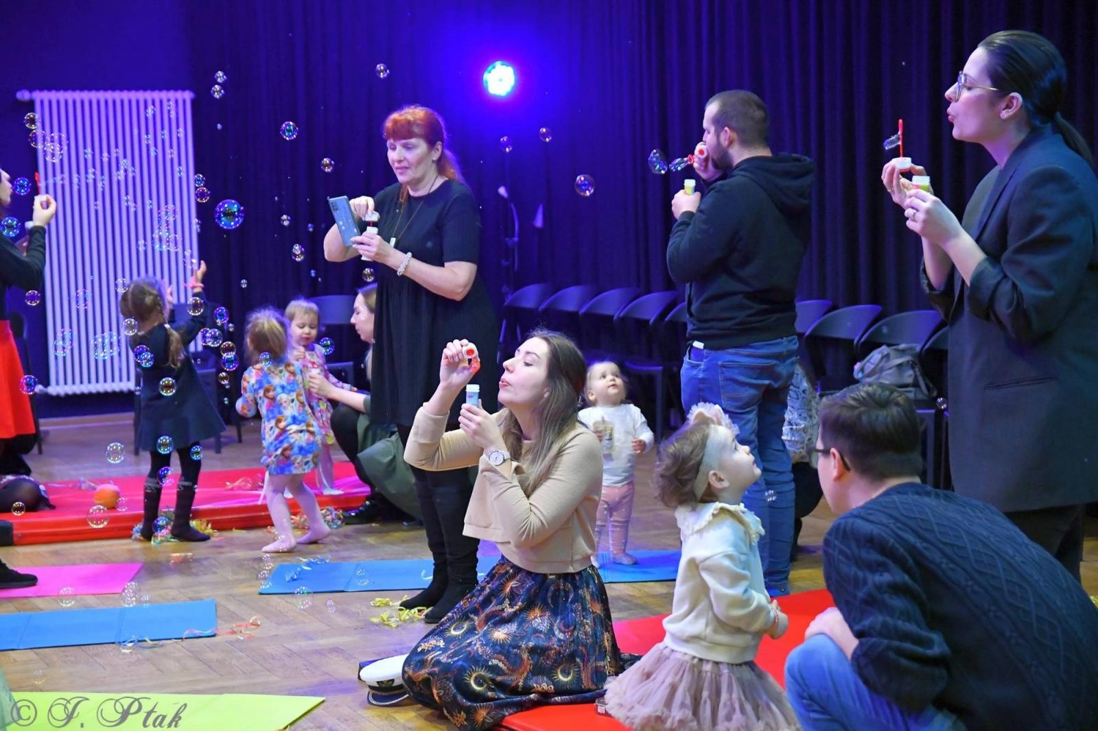 Zdjęcie w galerii na portalu naszraciborz.pl: Maluchy w krainie dźwięku tym razem karnawałowo wiadomości z regionu