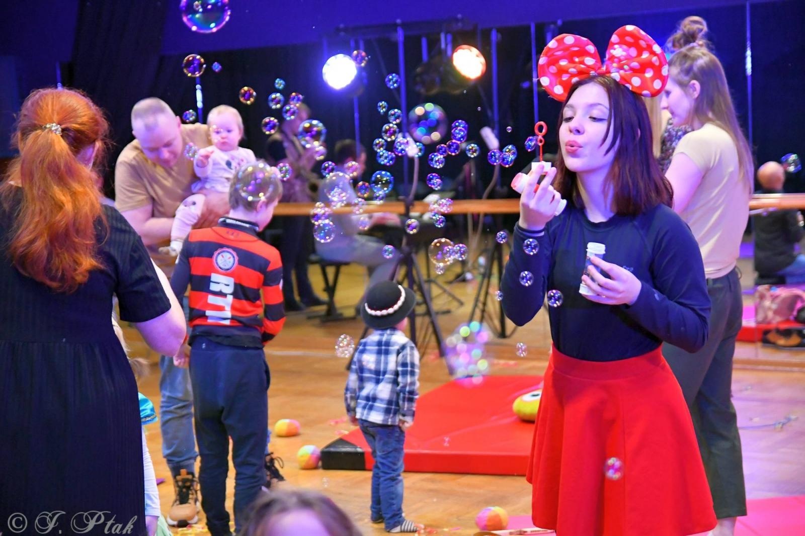 Zdjęcie w galerii na portalu naszraciborz.pl: Maluchy w krainie dźwięku tym razem karnawałowo wiadomości z regionu