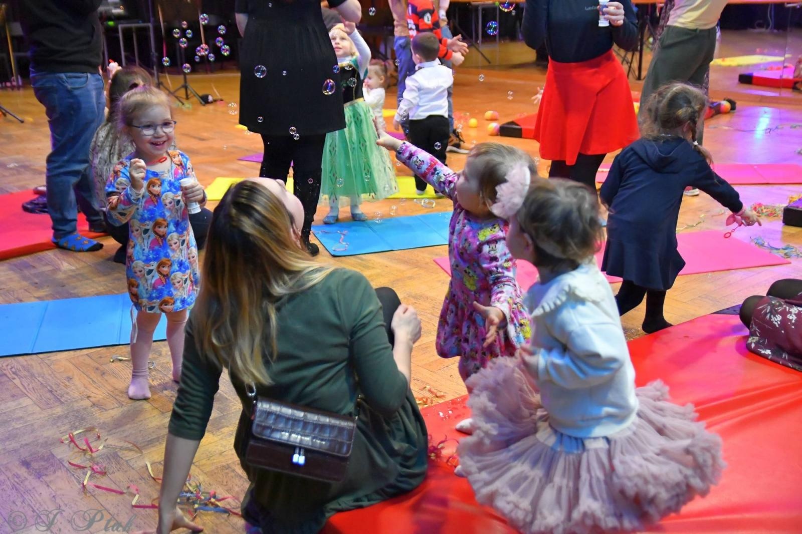 Zdjęcie w galerii na portalu naszraciborz.pl: Maluchy w krainie dźwięku tym razem karnawałowo wiadomości z regionu