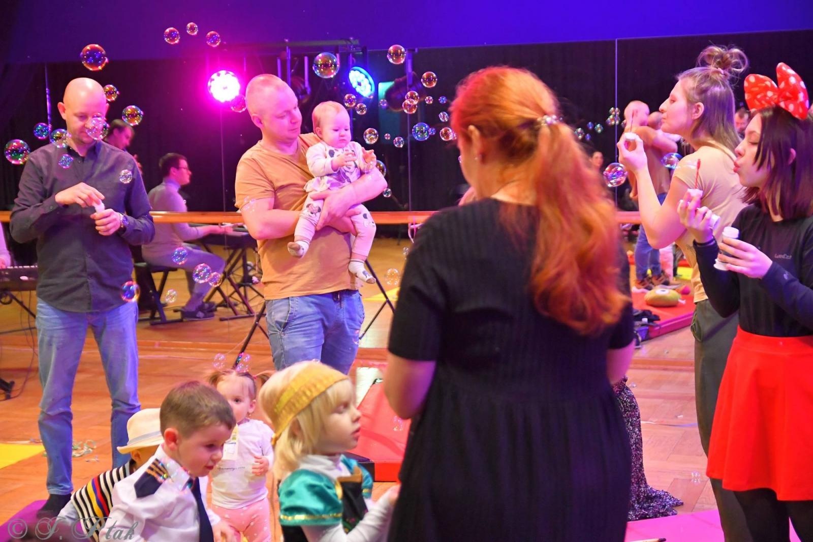 Zdjęcie w galerii na portalu naszraciborz.pl: Maluchy w krainie dźwięku tym razem karnawałowo wiadomości z regionu