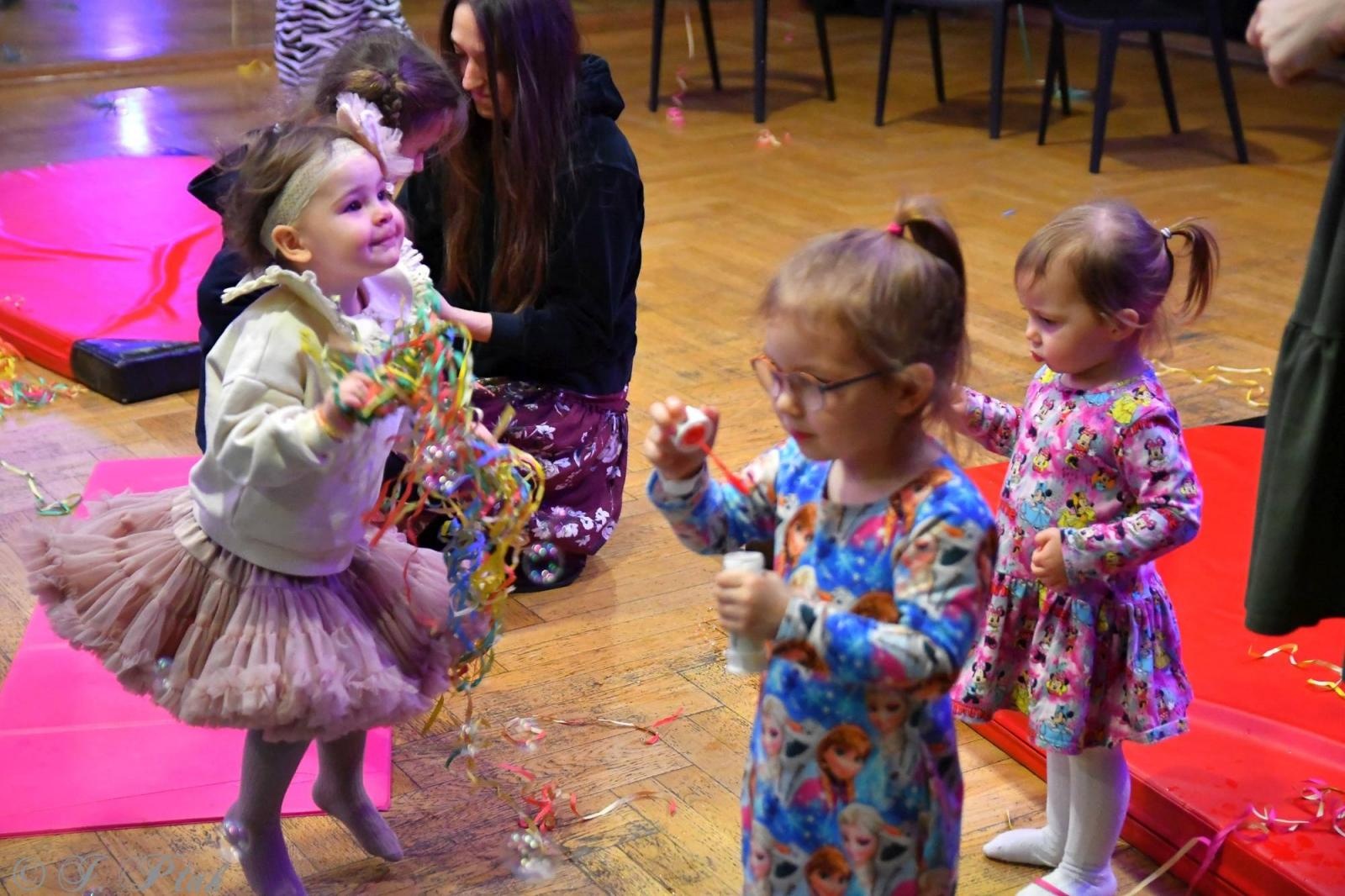 Zdjęcie w galerii na portalu naszraciborz.pl: Maluchy w krainie dźwięku tym razem karnawałowo wiadomości z regionu