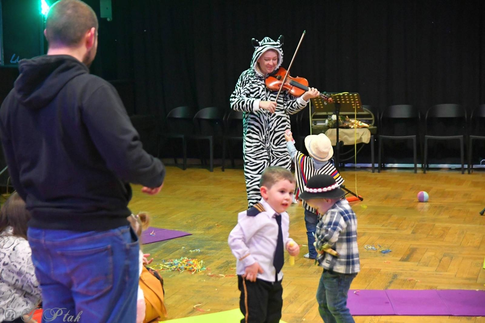 Zdjęcie w galerii na portalu naszraciborz.pl: Maluchy w krainie dźwięku tym razem karnawałowo wiadomości z regionu