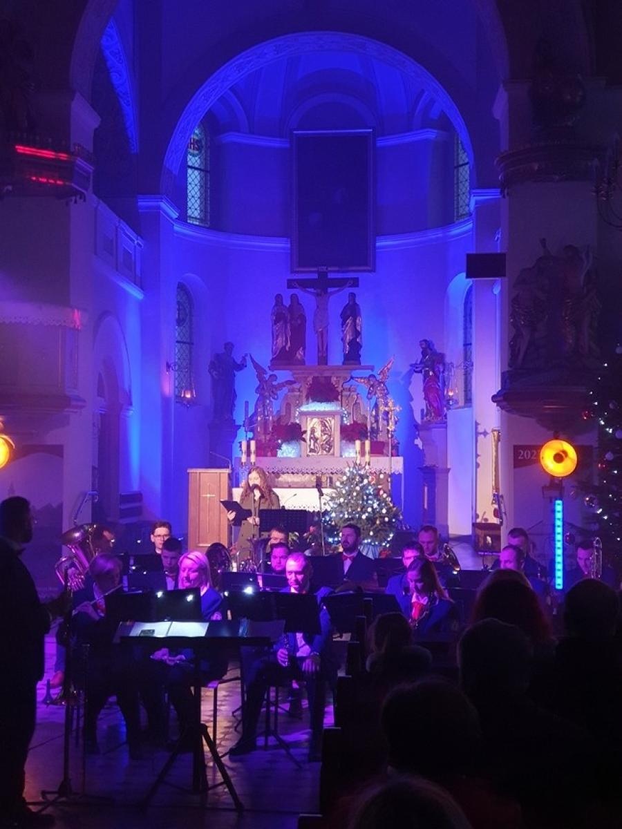Zdjęcie w galerii na portalu naszraciborz.pl: Charytatywny koncert kolęd na rzecz Szymona w Sławikowie wiadomości z regionu