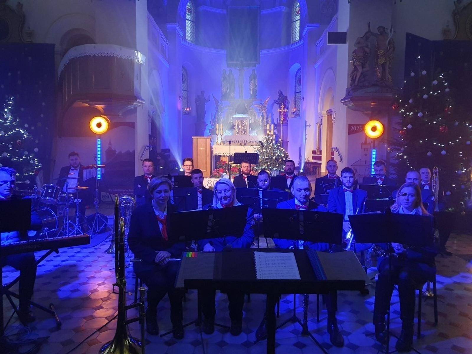 Zdjęcie w galerii na portalu naszraciborz.pl: Charytatywny koncert kolęd na rzecz Szymona w Sławikowie wiadomości z regionu