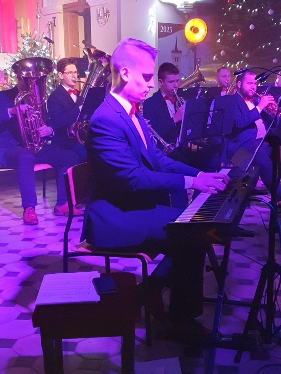 Zdjęcie w galerii na portalu naszraciborz.pl: Charytatywny koncert kolęd na rzecz Szymona w Sławikowie wiadomości z regionu