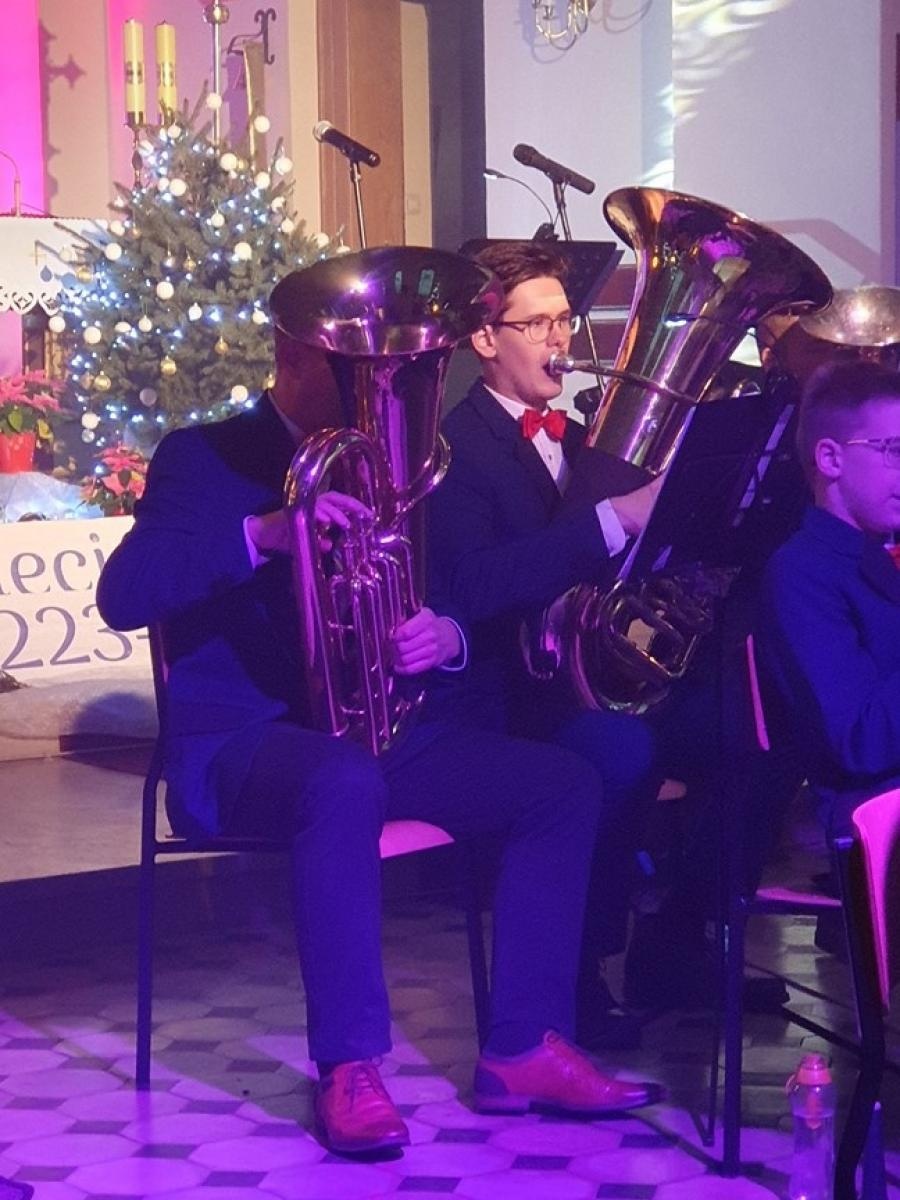 Zdjęcie w galerii na portalu naszraciborz.pl: Charytatywny koncert kolęd na rzecz Szymona w Sławikowie wiadomości z regionu