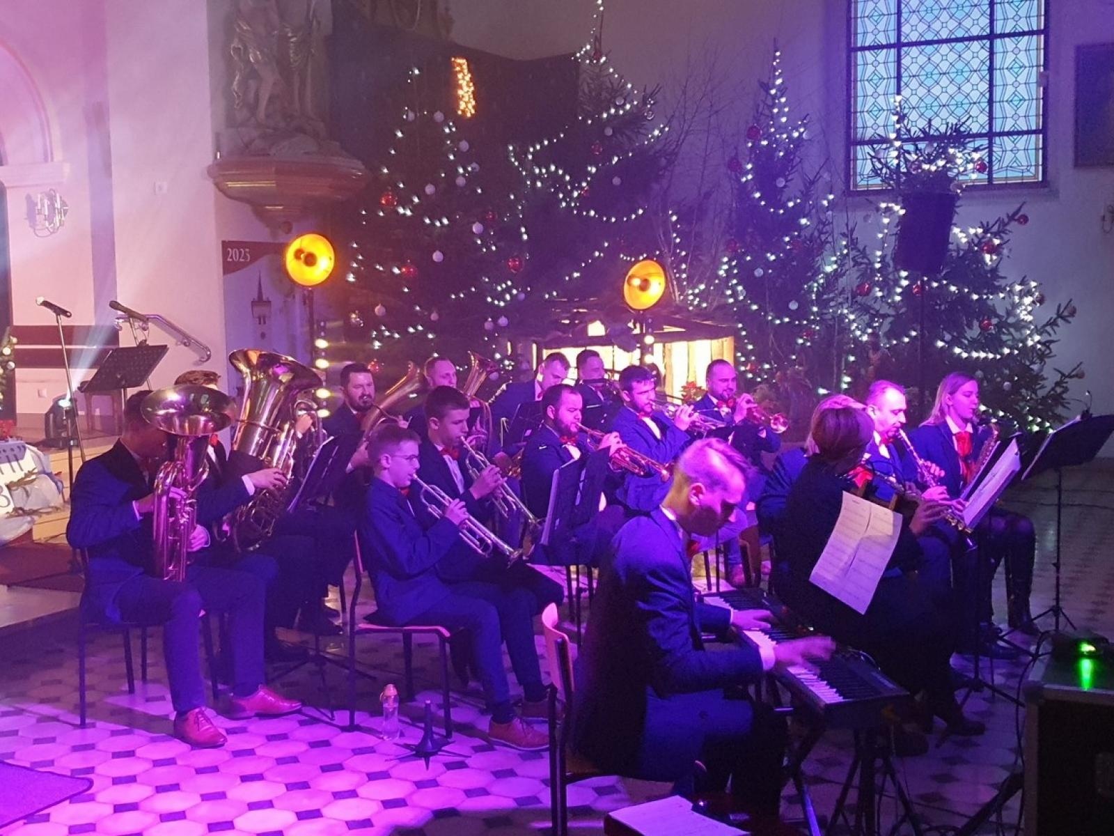 Zdjęcie w galerii na portalu naszraciborz.pl: Charytatywny koncert kolęd na rzecz Szymona w Sławikowie wiadomości z regionu