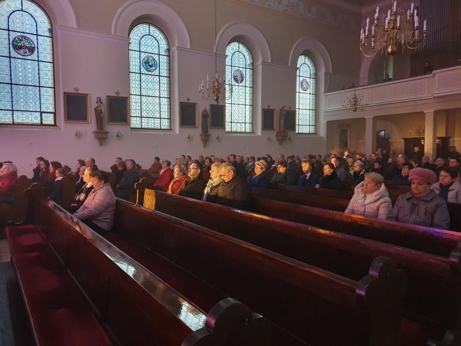 Zdjęcie w galerii na portalu naszraciborz.pl: Charytatywny koncert kolęd na rzecz Szymona w Sławikowie wiadomości z regionu