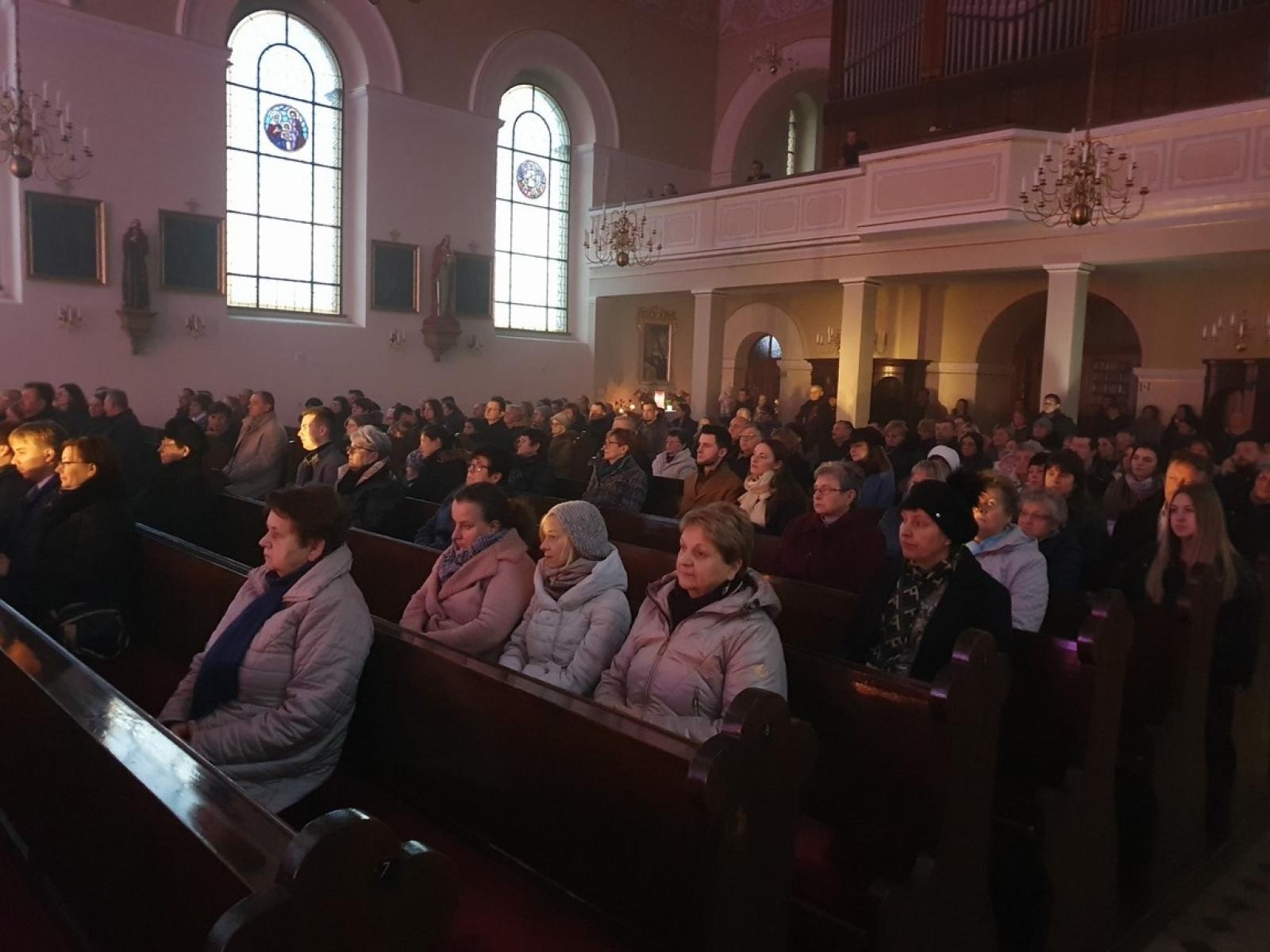 Zdjęcie w galerii na portalu naszraciborz.pl: Charytatywny koncert kolęd na rzecz Szymona w Sławikowie wiadomości z regionu