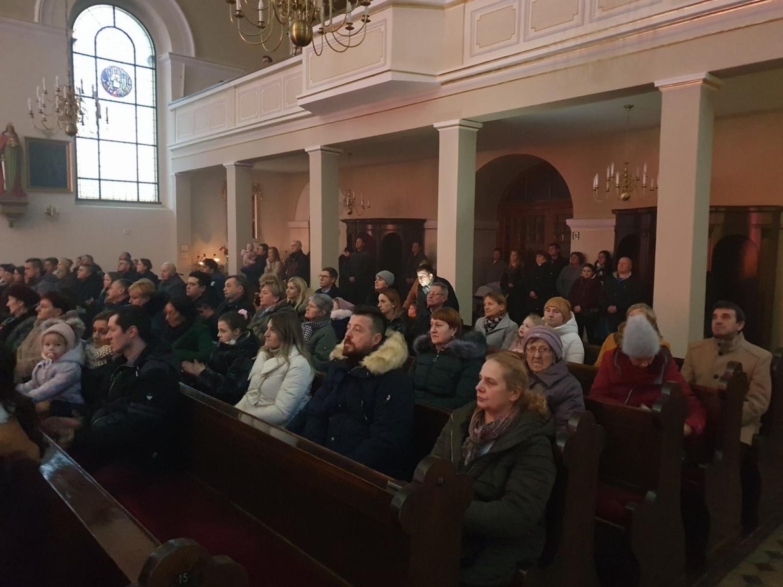 Zdjęcie w galerii na portalu naszraciborz.pl: Charytatywny koncert kolęd na rzecz Szymona w Sławikowie wiadomości z regionu