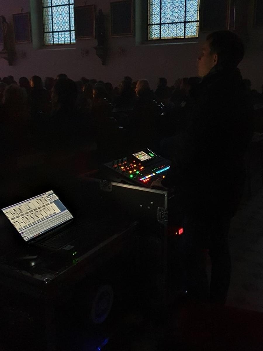 Zdjęcie w galerii na portalu naszraciborz.pl: Charytatywny koncert kolęd na rzecz Szymona w Sławikowie wiadomości z regionu