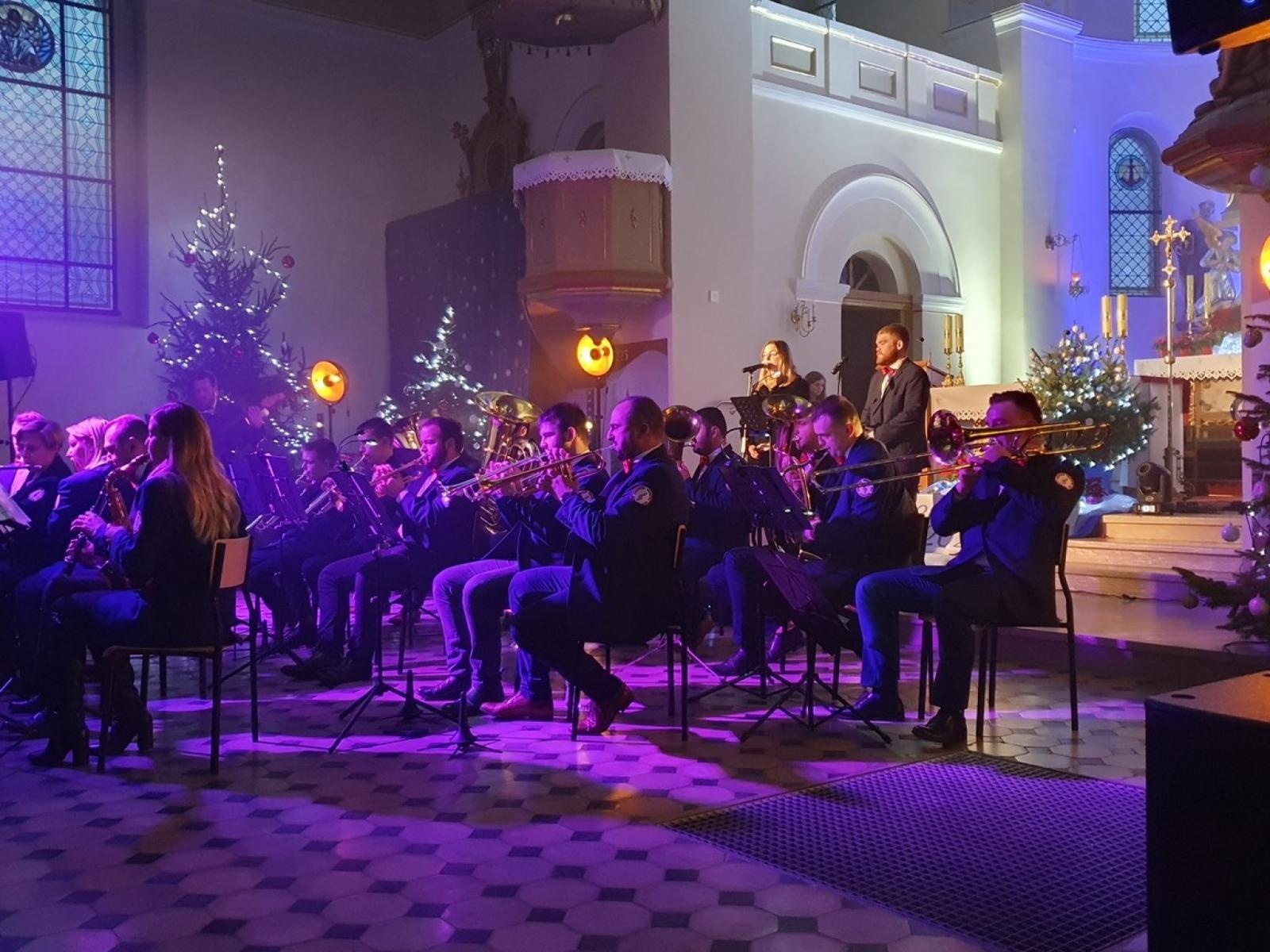 Zdjęcie w galerii na portalu naszraciborz.pl: Charytatywny koncert kolęd na rzecz Szymona w Sławikowie wiadomości z regionu