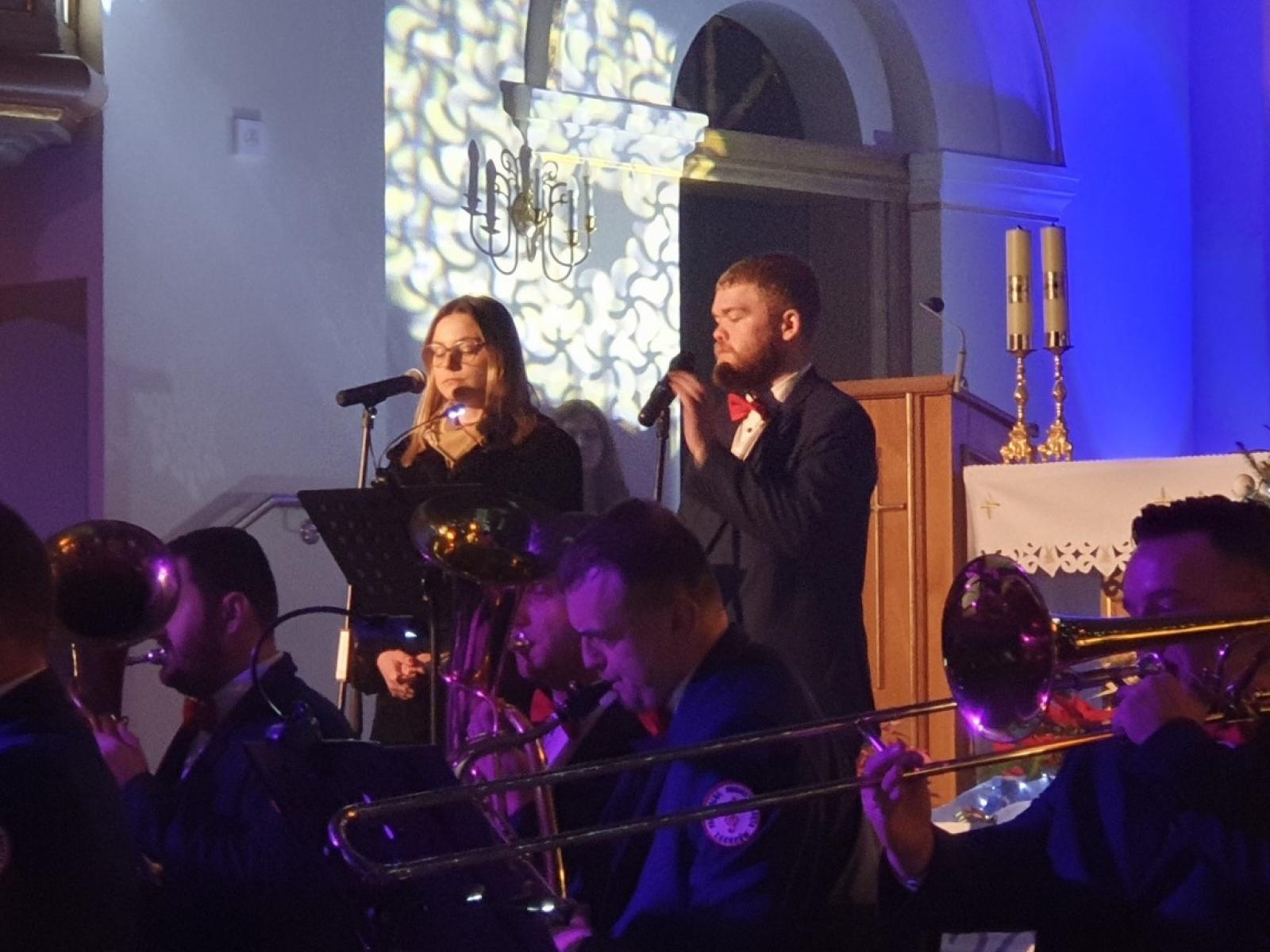 Zdjęcie w galerii na portalu naszraciborz.pl: Charytatywny koncert kolęd na rzecz Szymona w Sławikowie wiadomości z regionu