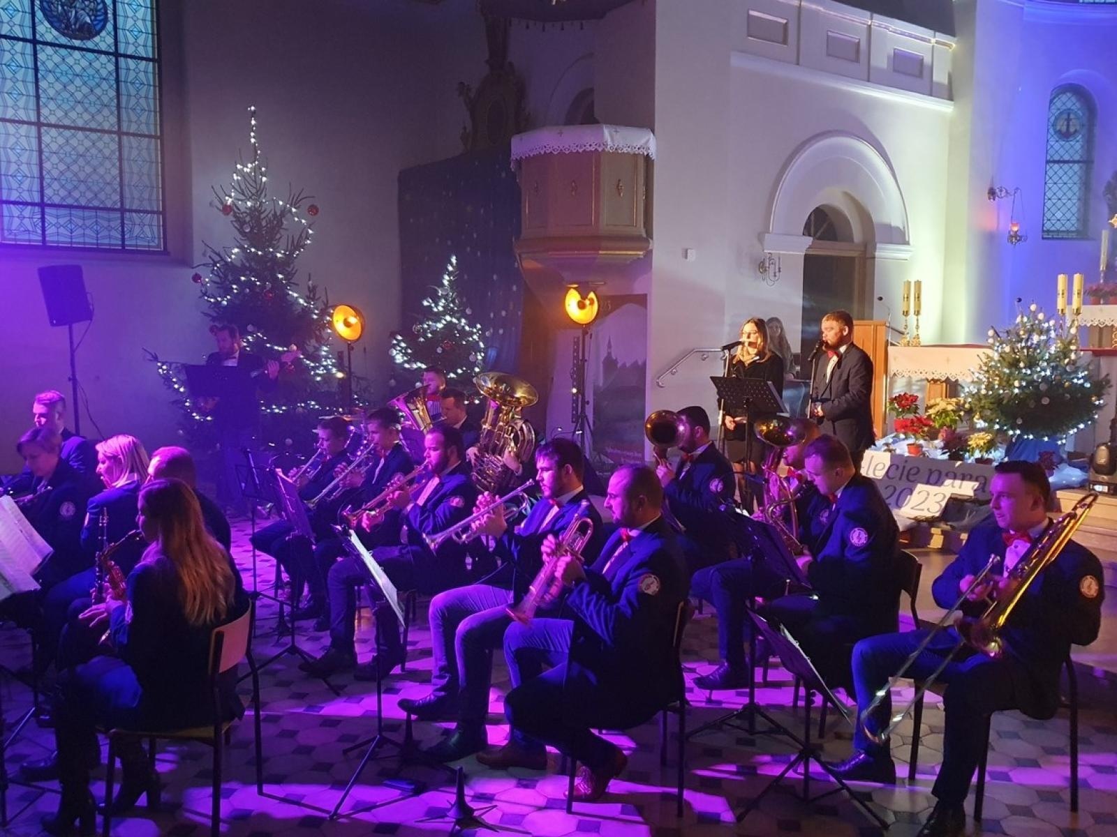 Zdjęcie w galerii na portalu naszraciborz.pl: Charytatywny koncert kolęd na rzecz Szymona w Sławikowie wiadomości z regionu