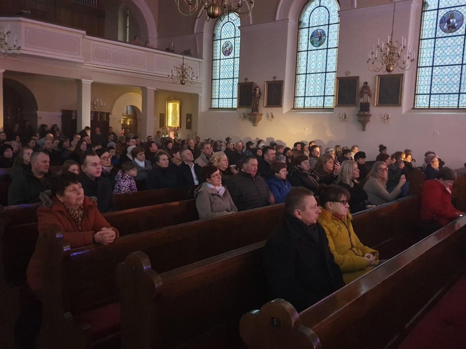 Zdjęcie w galerii na portalu naszraciborz.pl: Charytatywny koncert kolęd na rzecz Szymona w Sławikowie wiadomości z regionu