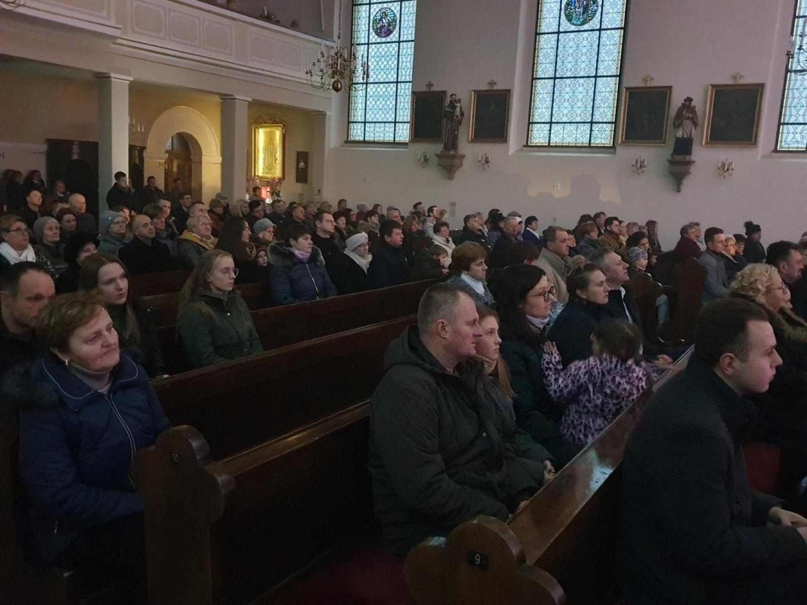 Zdjęcie w galerii na portalu naszraciborz.pl: Charytatywny koncert kolęd na rzecz Szymona w Sławikowie wiadomości z regionu