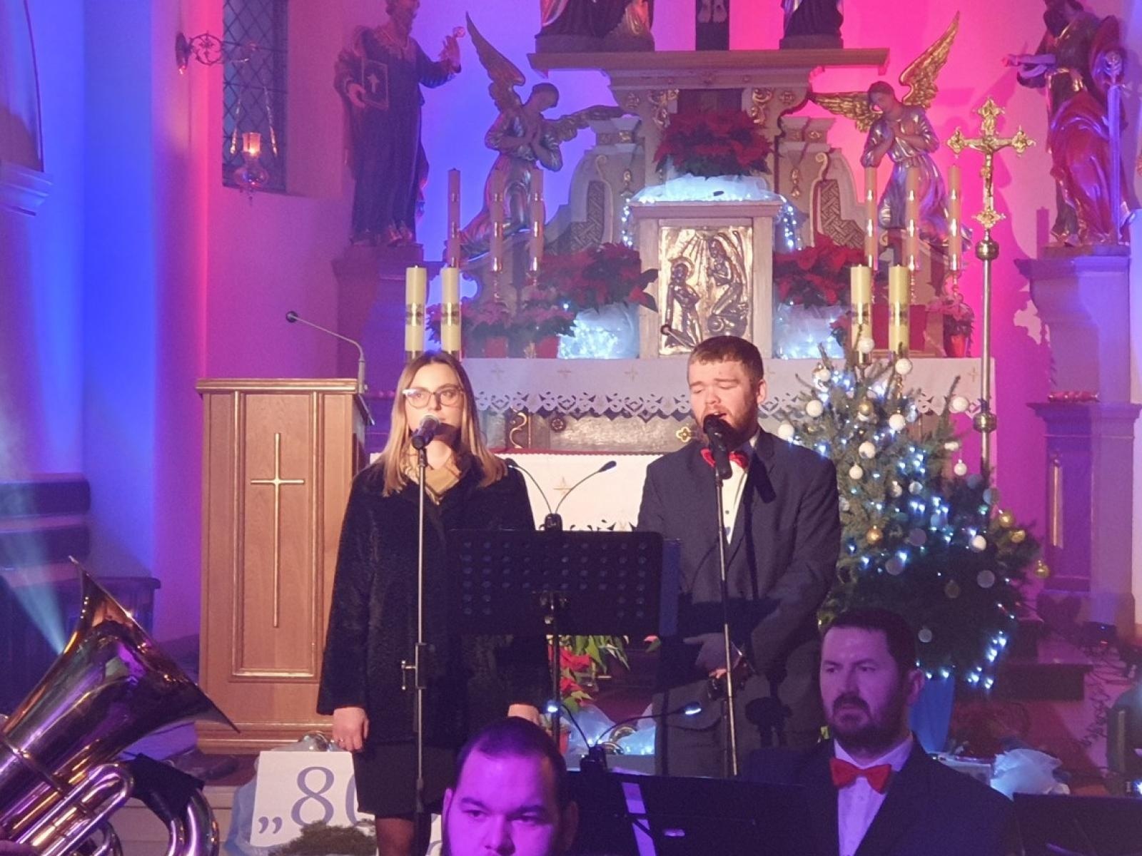 Zdjęcie w galerii na portalu naszraciborz.pl: Charytatywny koncert kolęd na rzecz Szymona w Sławikowie wiadomości z regionu