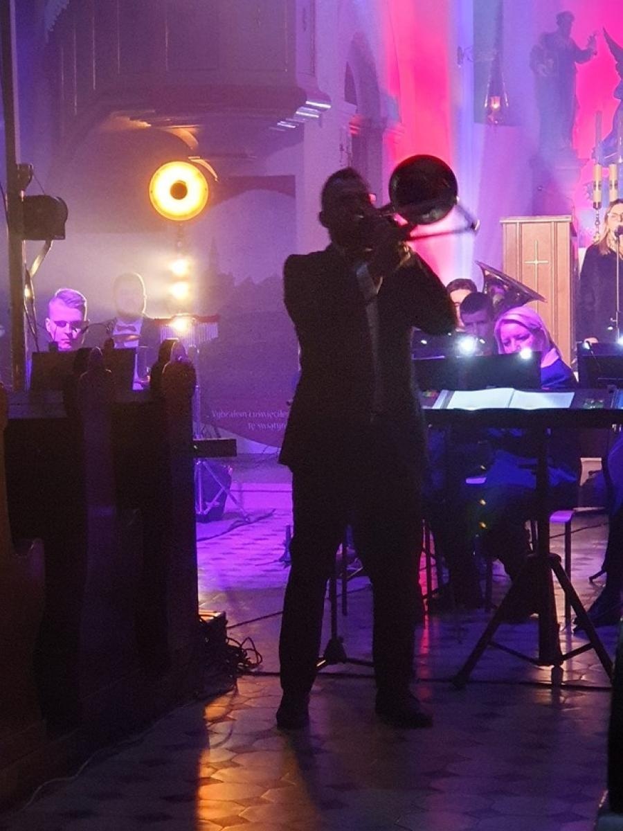 Zdjęcie w galerii na portalu naszraciborz.pl: Charytatywny koncert kolęd na rzecz Szymona w Sławikowie wiadomości z regionu