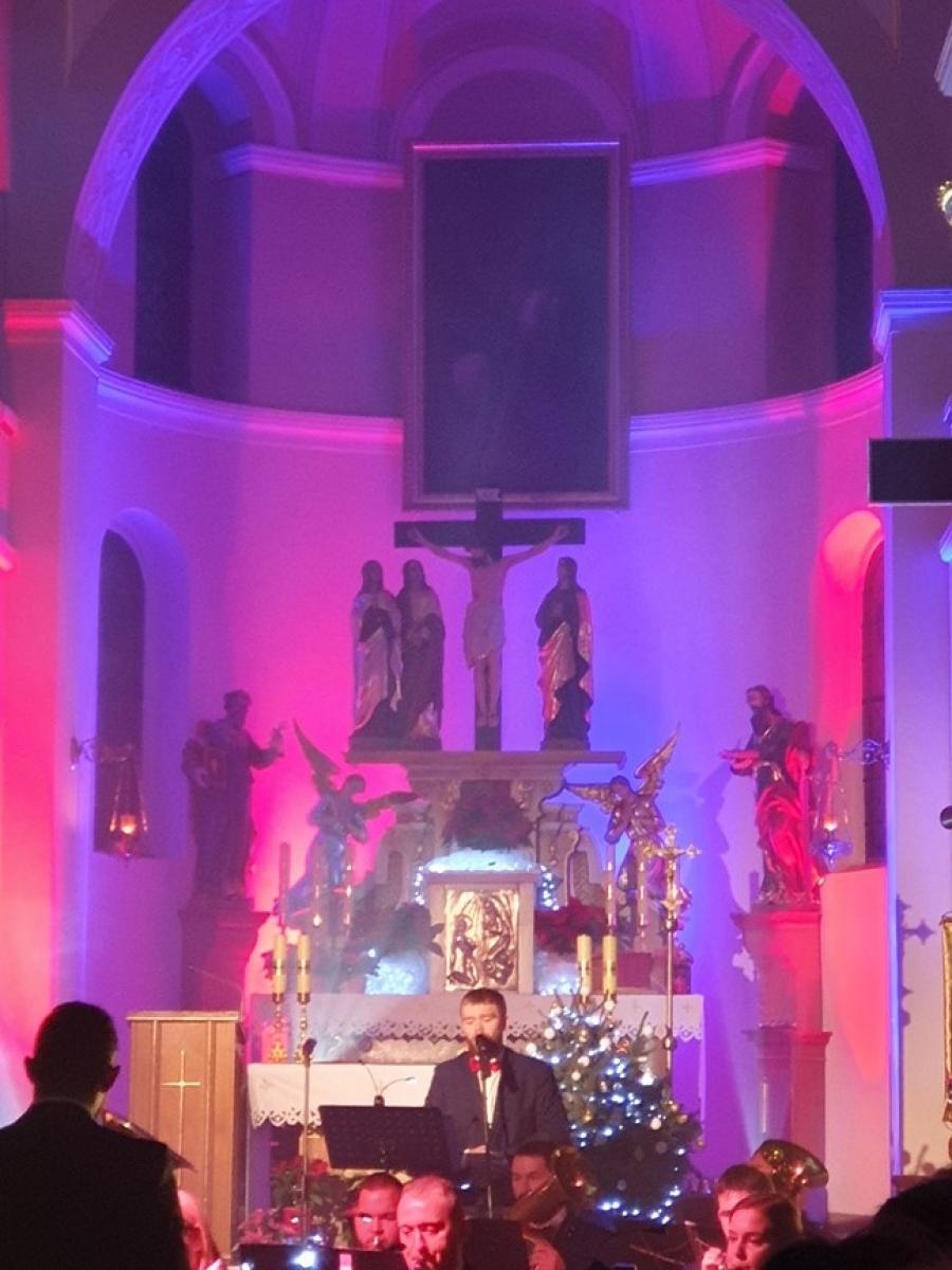 Zdjęcie w galerii na portalu naszraciborz.pl: Charytatywny koncert kolęd na rzecz Szymona w Sławikowie wiadomości z regionu