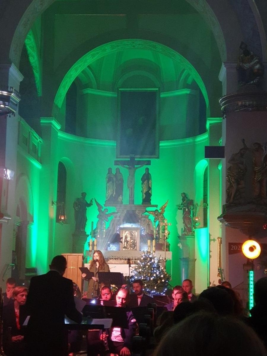 Zdjęcie w galerii na portalu naszraciborz.pl: Charytatywny koncert kolęd na rzecz Szymona w Sławikowie wiadomości z regionu