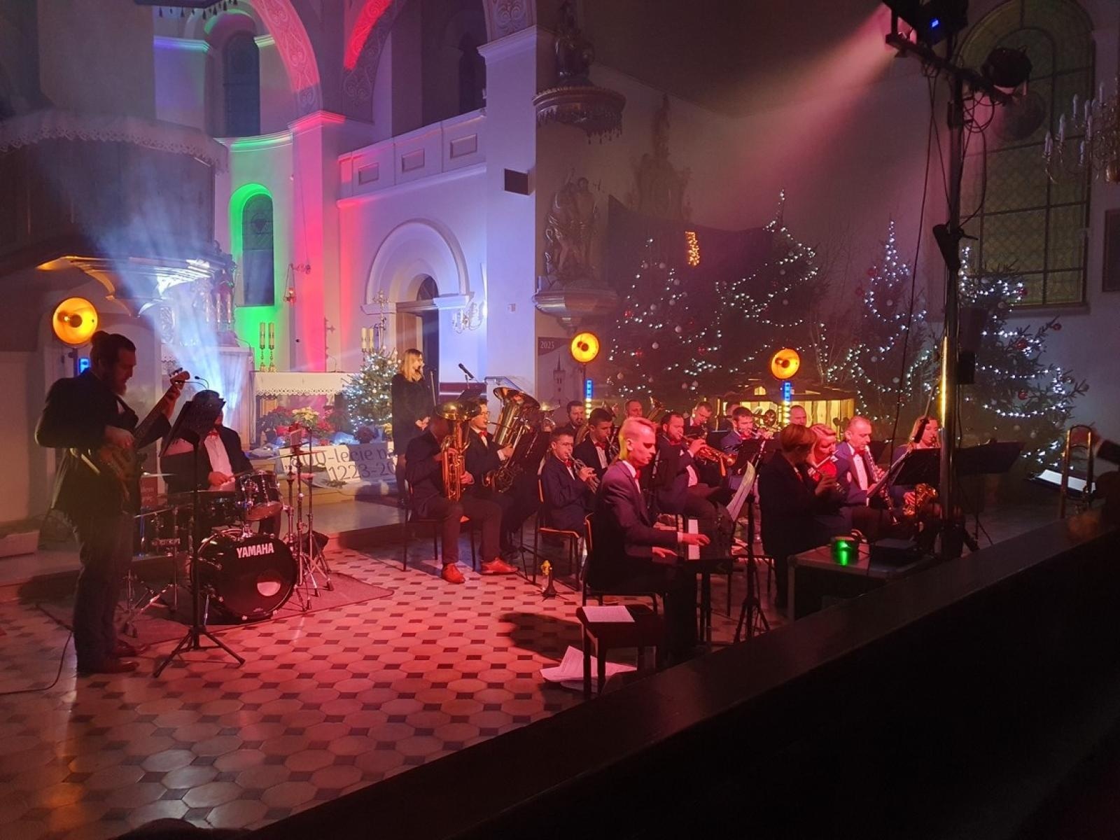 Zdjęcie w galerii na portalu naszraciborz.pl: Charytatywny koncert kolęd na rzecz Szymona w Sławikowie wiadomości z regionu