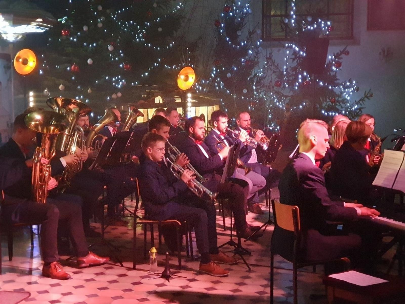 Zdjęcie w galerii na portalu naszraciborz.pl: Charytatywny koncert kolęd na rzecz Szymona w Sławikowie wiadomości z regionu