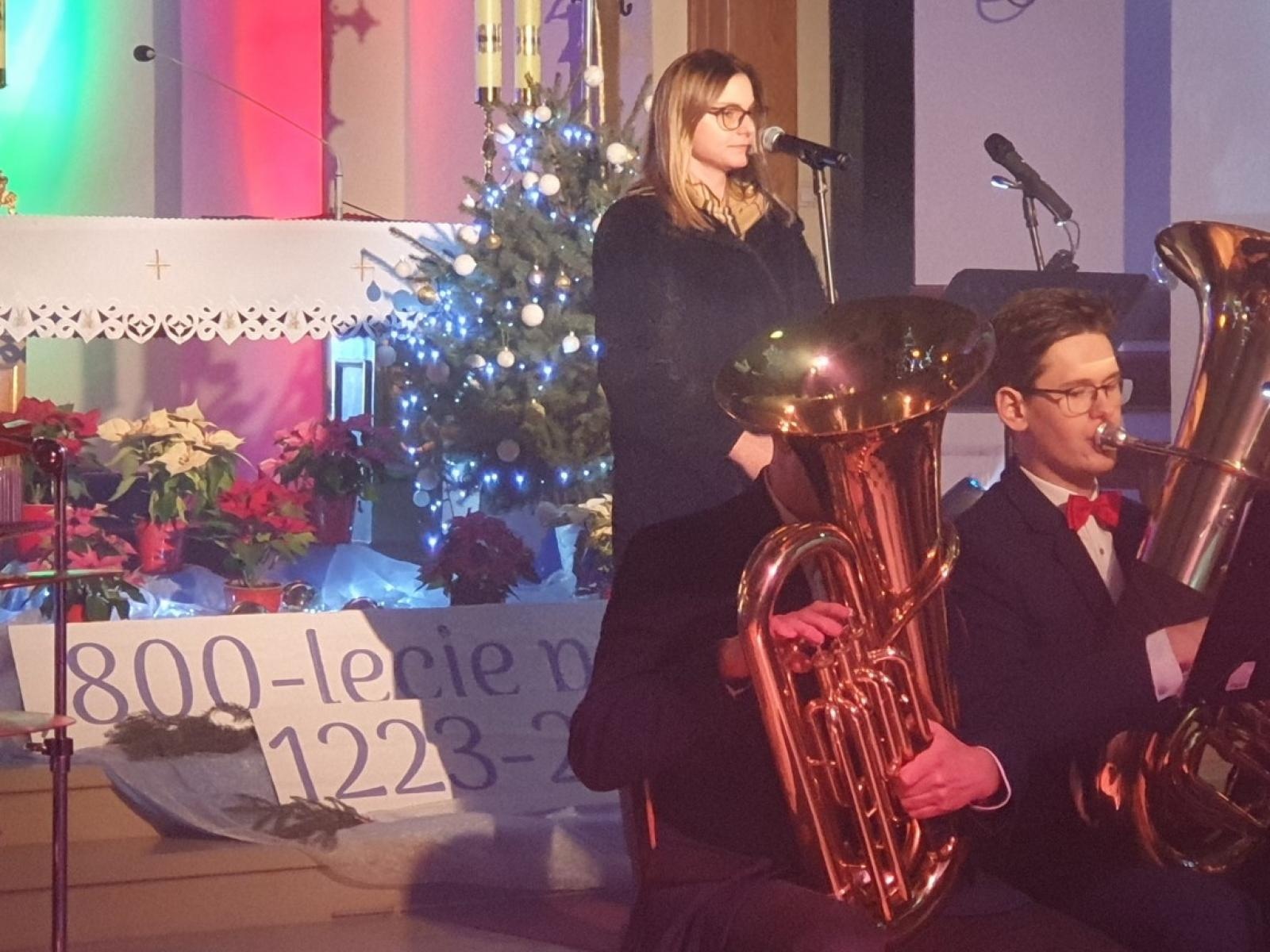 Zdjęcie w galerii na portalu naszraciborz.pl: Charytatywny koncert kolęd na rzecz Szymona w Sławikowie wiadomości z regionu