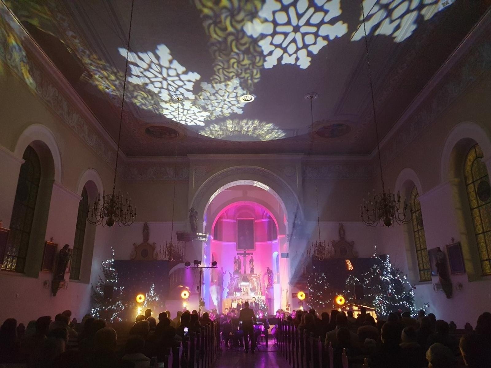 Zdjęcie w galerii na portalu naszraciborz.pl: Charytatywny koncert kolęd na rzecz Szymona w Sławikowie wiadomości z regionu