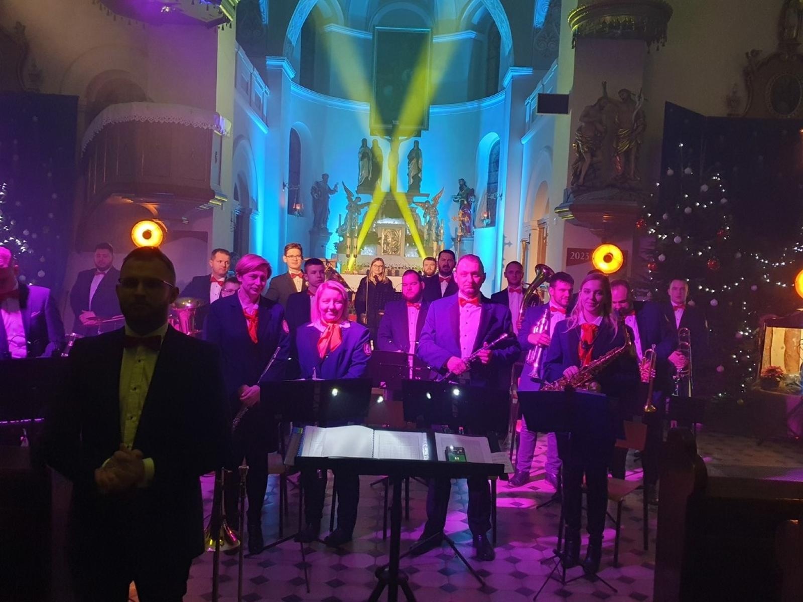 Zdjęcie w galerii na portalu naszraciborz.pl: Charytatywny koncert kolęd na rzecz Szymona w Sławikowie wiadomości z regionu