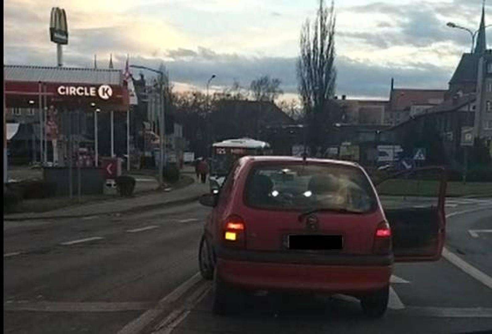 Zdjęcie w galerii na portalu naszraciborz.pl: Niebezpieczne zachowanie kierowcy opla na moście Zamkowym wiadomości z regionu