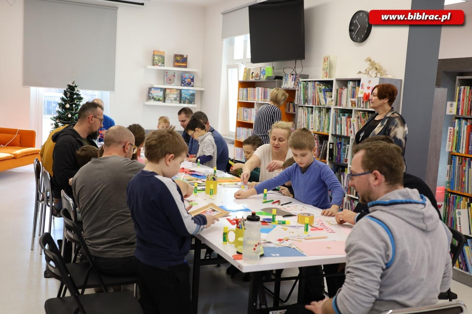 Zdjęcie w galerii na portalu naszraciborz.pl: W raciborskim klubie ojca tym razem o roli dziadków wiadomości z regionu