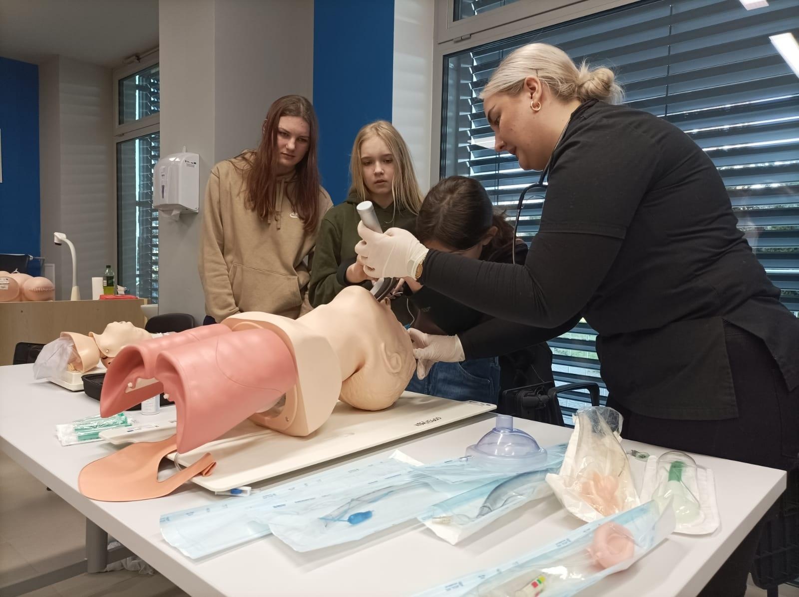 Zdjęcie w galerii na portalu naszraciborz.pl: Raciborscy uczniowie szkół średnich poznali MCSM w Raciborzu wiadomości z regionu