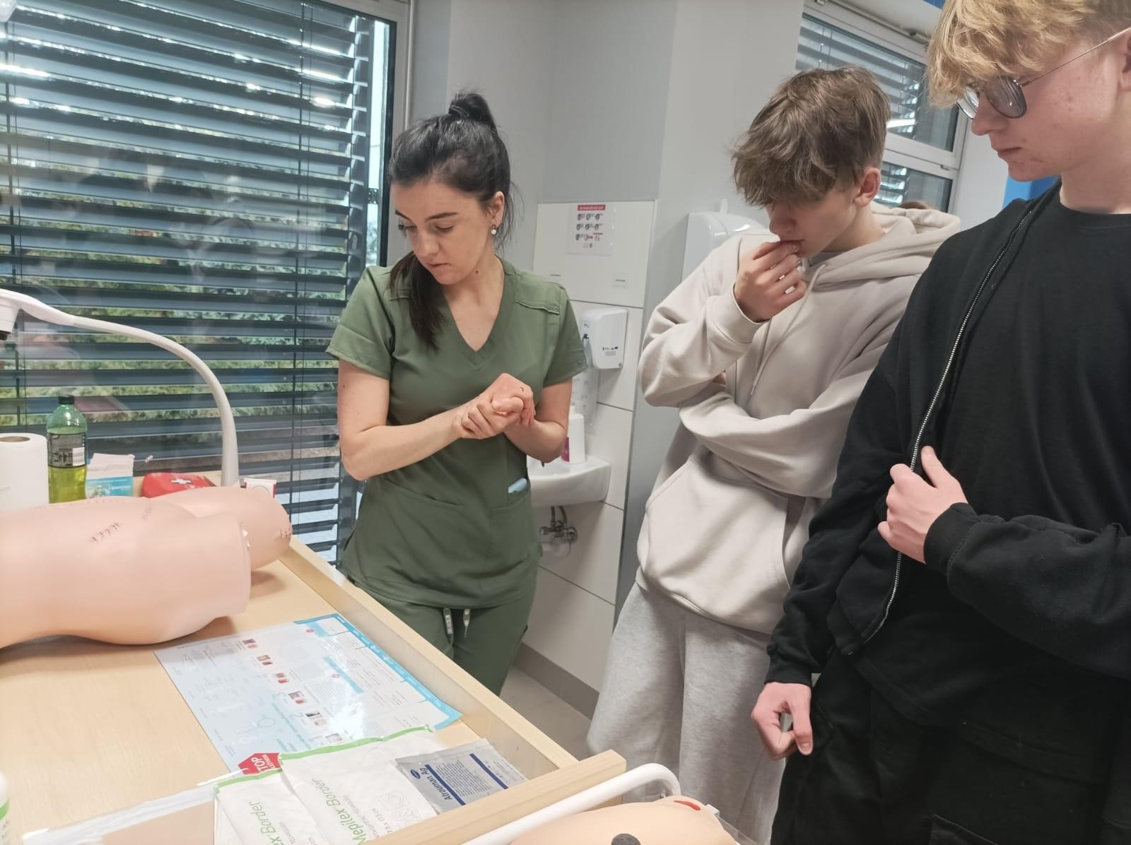 Zdjęcie w galerii na portalu naszraciborz.pl: Raciborscy uczniowie szkół średnich poznali MCSM w Raciborzu wiadomości z regionu