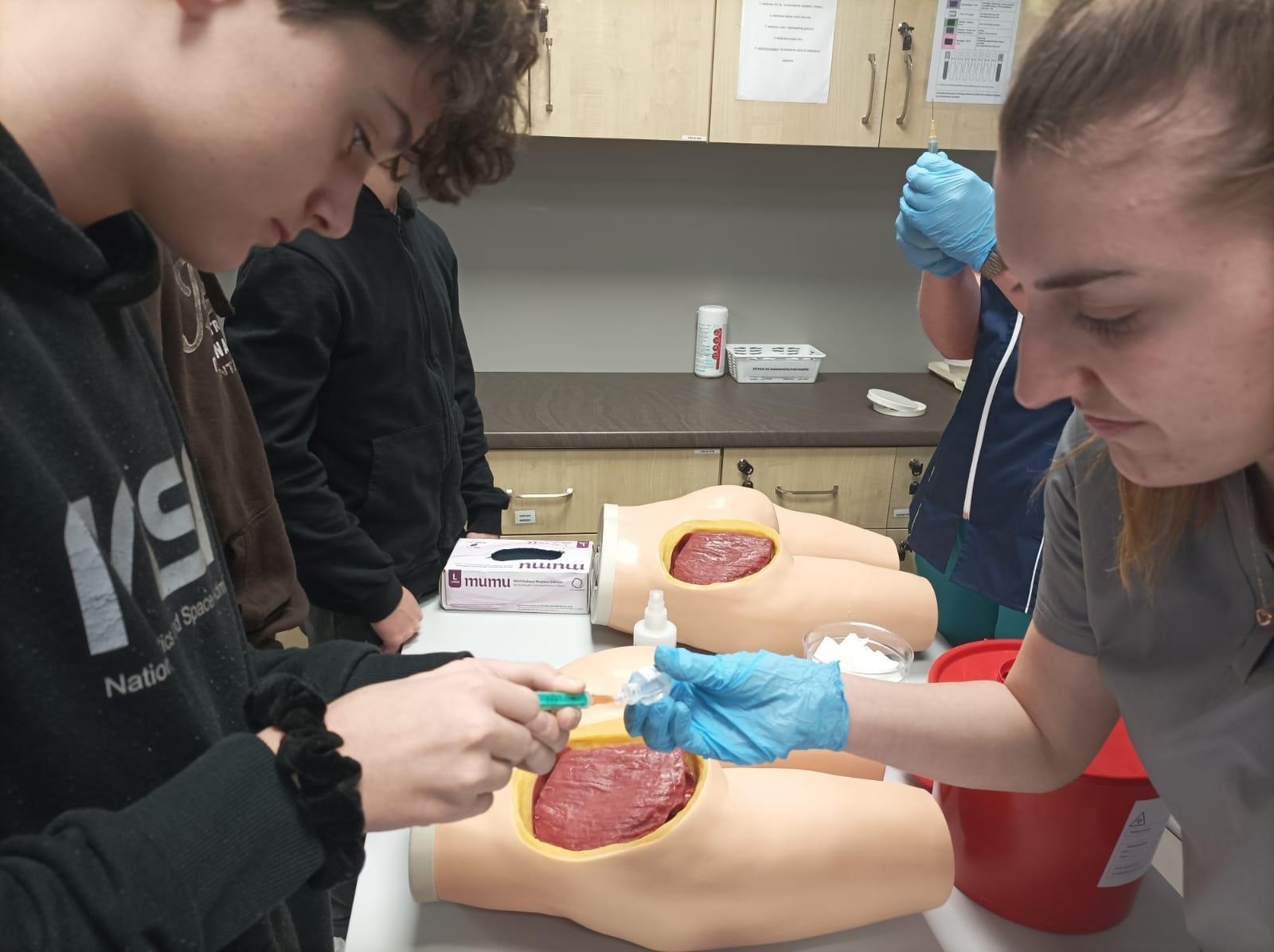 Zdjęcie w galerii na portalu naszraciborz.pl: Raciborscy uczniowie szkół średnich poznali MCSM w Raciborzu wiadomości z regionu