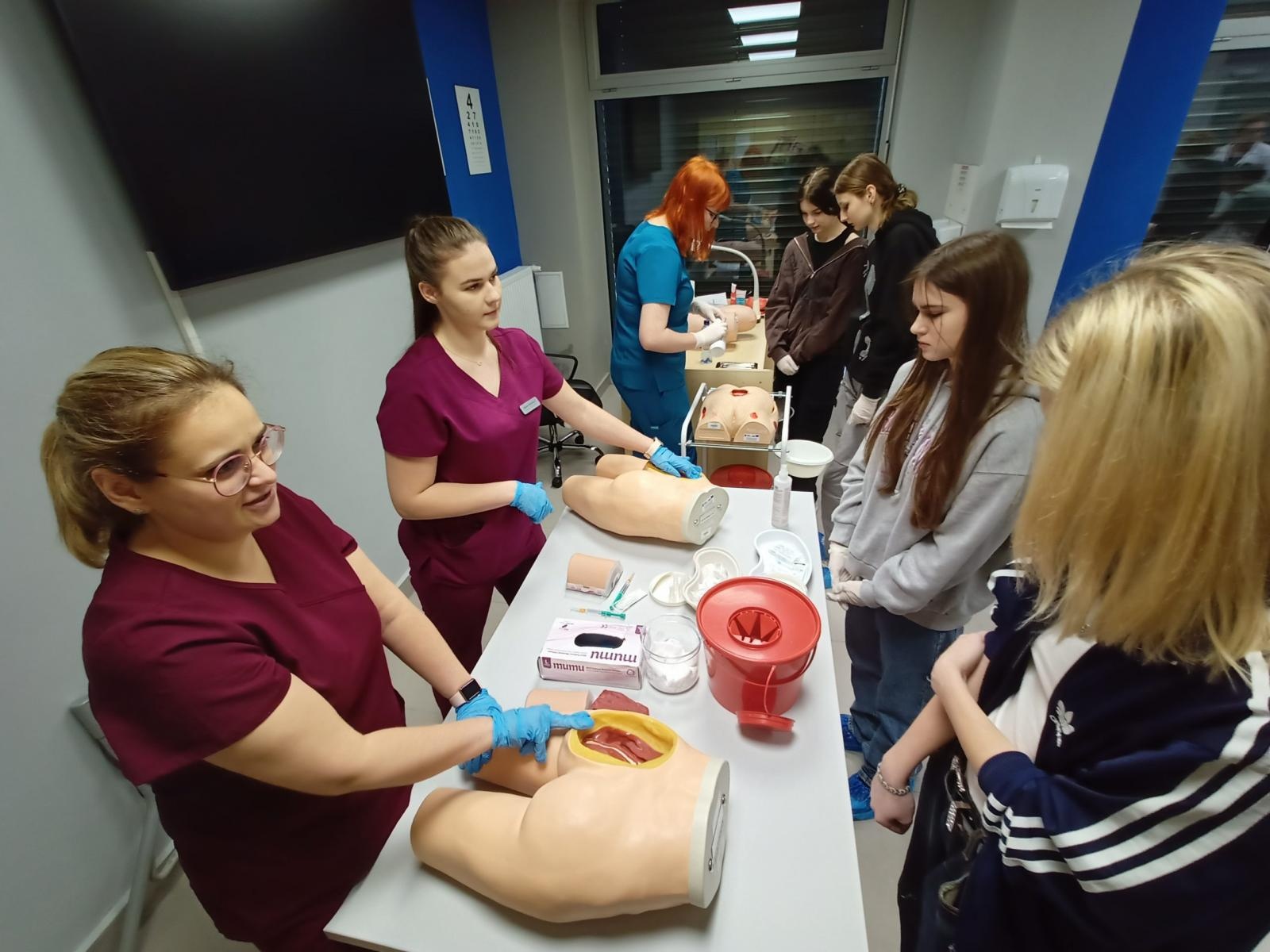 Zdjęcie w galerii na portalu naszraciborz.pl: Raciborscy uczniowie szkół średnich poznali MCSM w Raciborzu wiadomości z regionu