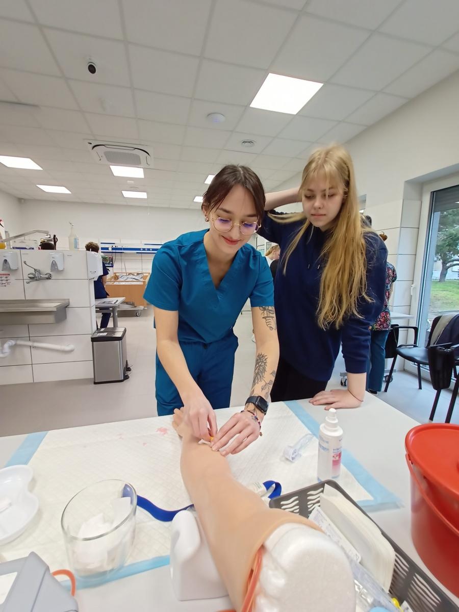 Zdjęcie w galerii na portalu naszraciborz.pl: Raciborscy uczniowie szkół średnich poznali MCSM w Raciborzu wiadomości z regionu