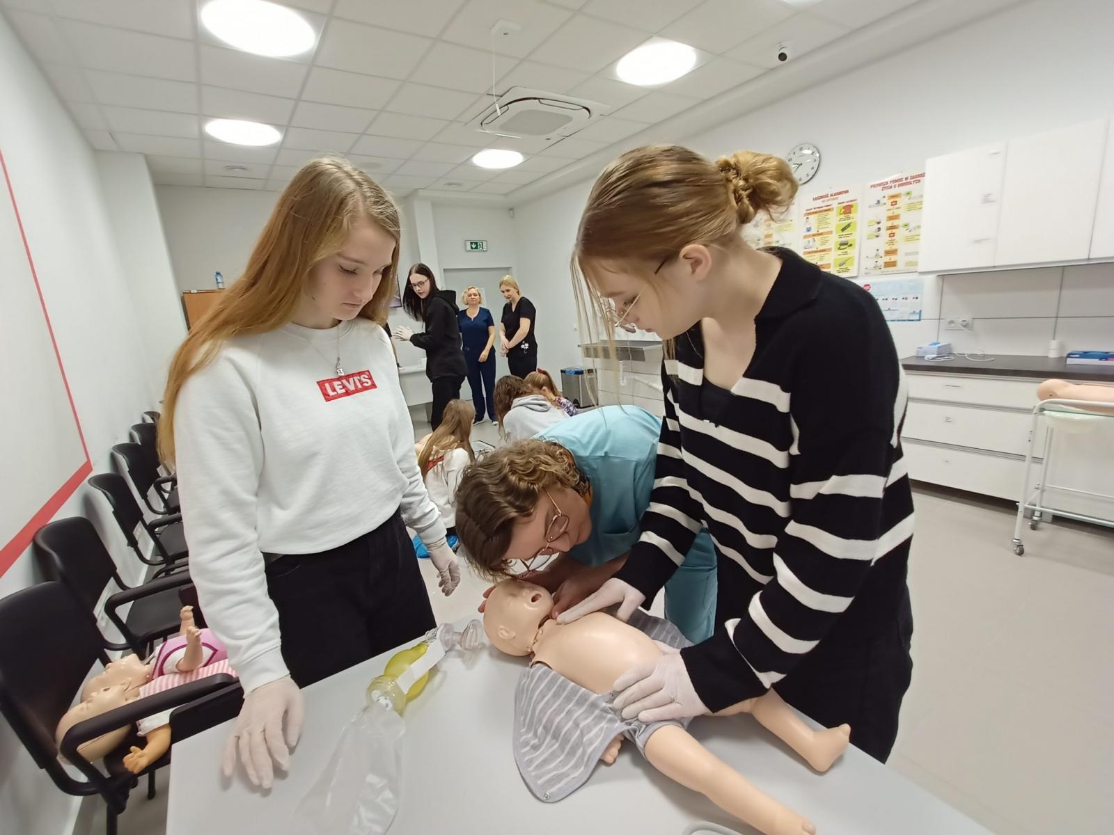 Zdjęcie w galerii na portalu naszraciborz.pl: Raciborscy uczniowie szkół średnich poznali MCSM w Raciborzu wiadomości z regionu