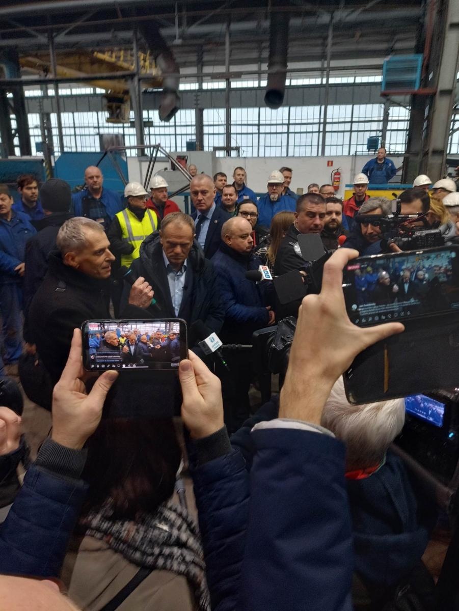 Zdjęcie w galerii na portalu naszraciborz.pl: Donald Tusk w Rafako na masówce z załogą [WIDEO] wiadomości z regionu