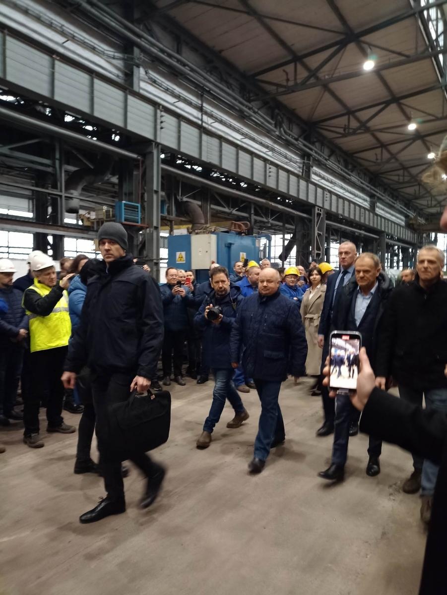 Zdjęcie w galerii na portalu naszraciborz.pl: Donald Tusk w Rafako na masówce z załogą [WIDEO] wiadomości z regionu