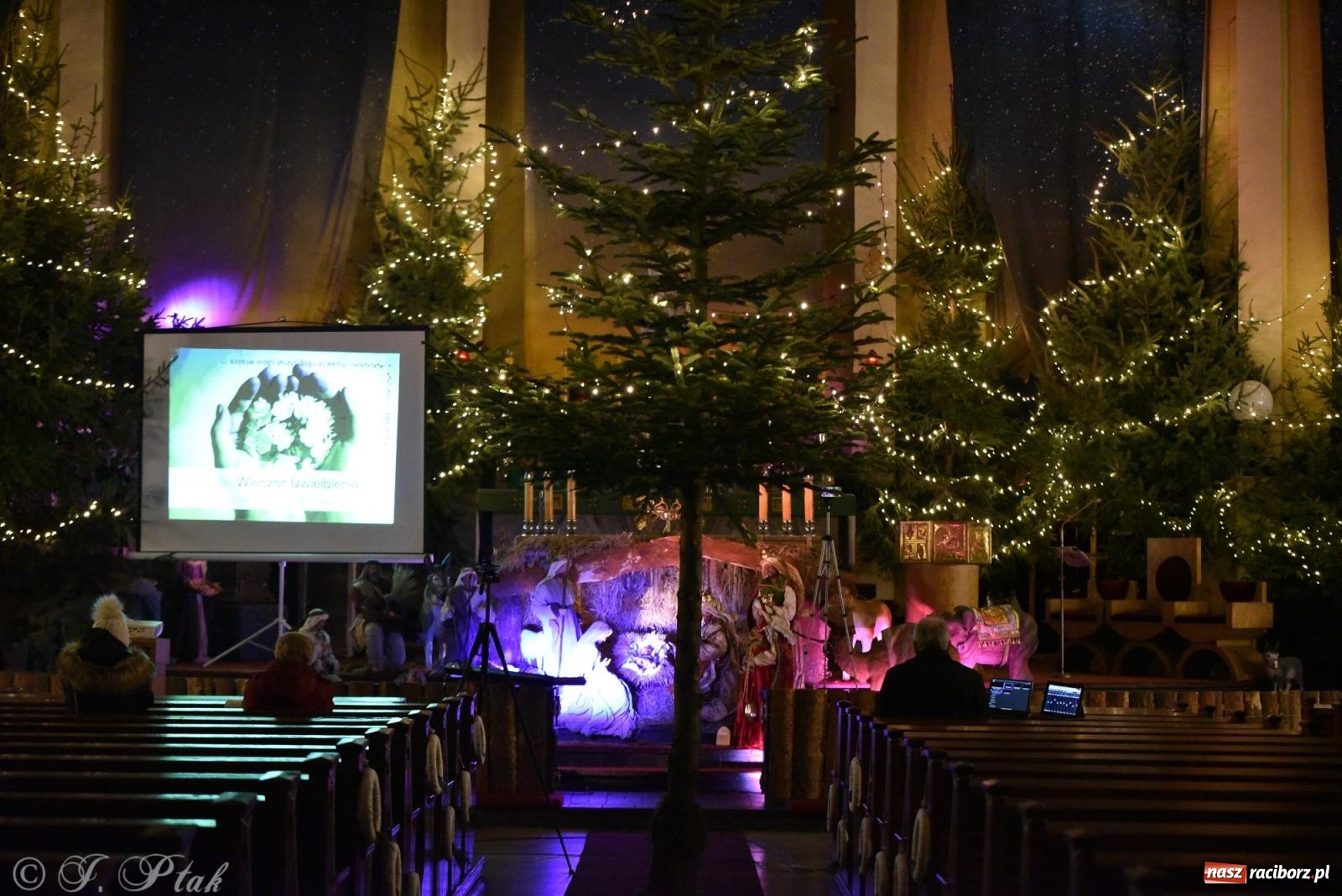 Zdjęcie w galerii na portalu naszraciborz.pl: Raciborski wieczór uwielbienia w świątecznej scenerii wiadomości z regionu