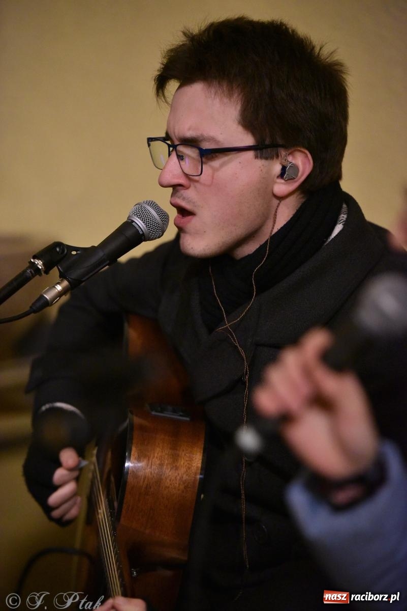 Zdjęcie w galerii na portalu naszraciborz.pl: Raciborski wieczór uwielbienia w świątecznej scenerii wiadomości z regionu