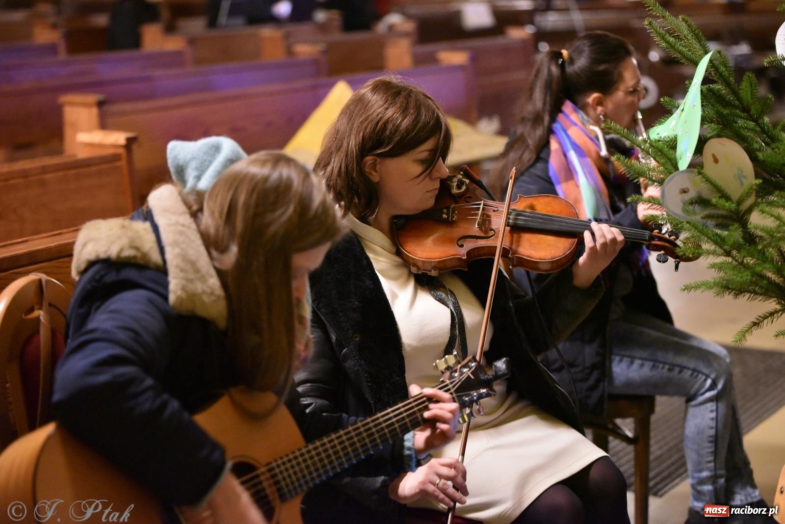 Zdjęcie w galerii na portalu naszraciborz.pl: Raciborski wieczór uwielbienia w świątecznej scenerii wiadomości z regionu