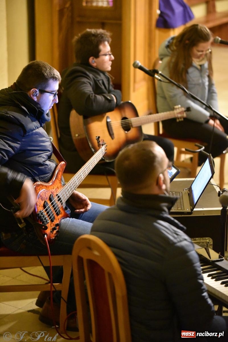 Zdjęcie w galerii na portalu naszraciborz.pl: Raciborski wieczór uwielbienia w świątecznej scenerii wiadomości z regionu