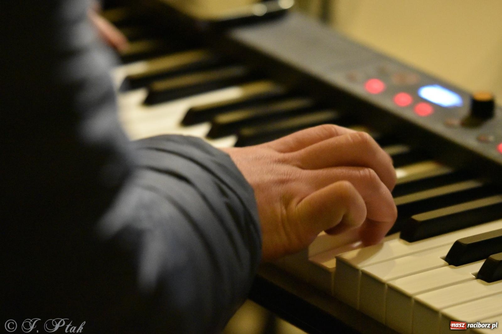 Zdjęcie w galerii na portalu naszraciborz.pl: Raciborski wieczór uwielbienia w świątecznej scenerii wiadomości z regionu